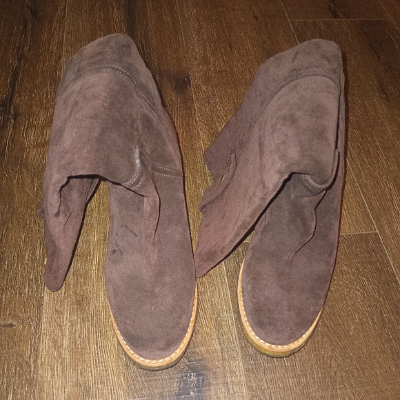 UGG High Healed Boots - Picture 2 of 10